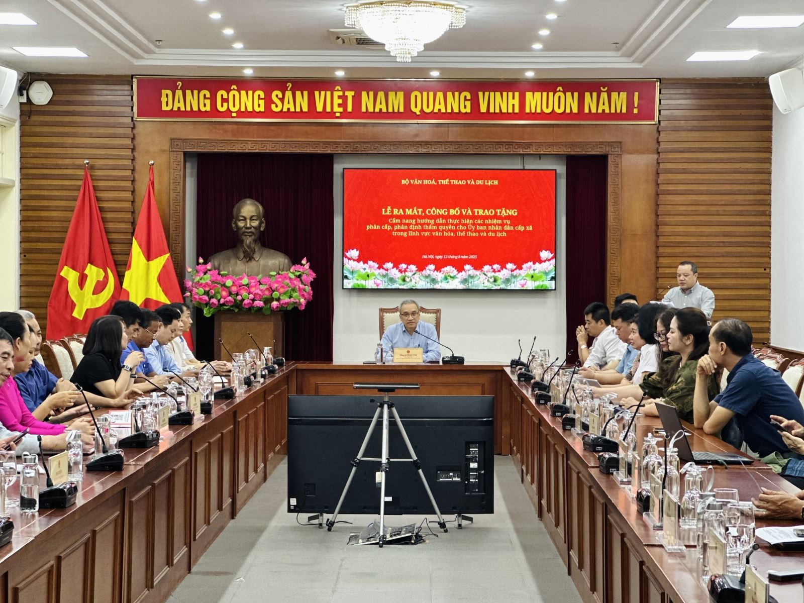 Cẩm nang hướng dẫn phân cấp, phân quyền: Công cụ mới cho chính quyền cơ sở