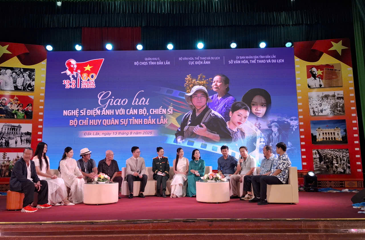 Giao lưu với cán bộ, chiến sĩ Bộ Chỉ huy quân sự tỉnh Đắk Lắk