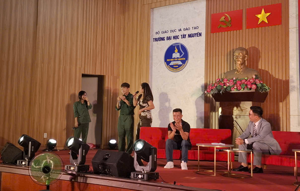 Sinh viên Đại học Tây Nguyên sôi nổi giao lưu cùng các nghệ sĩ điện ảnh