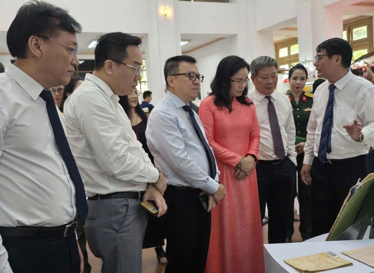 Khai mạc triển lãm tư liệu “Mùa thu độc lập và khát vọng phồn vinh”