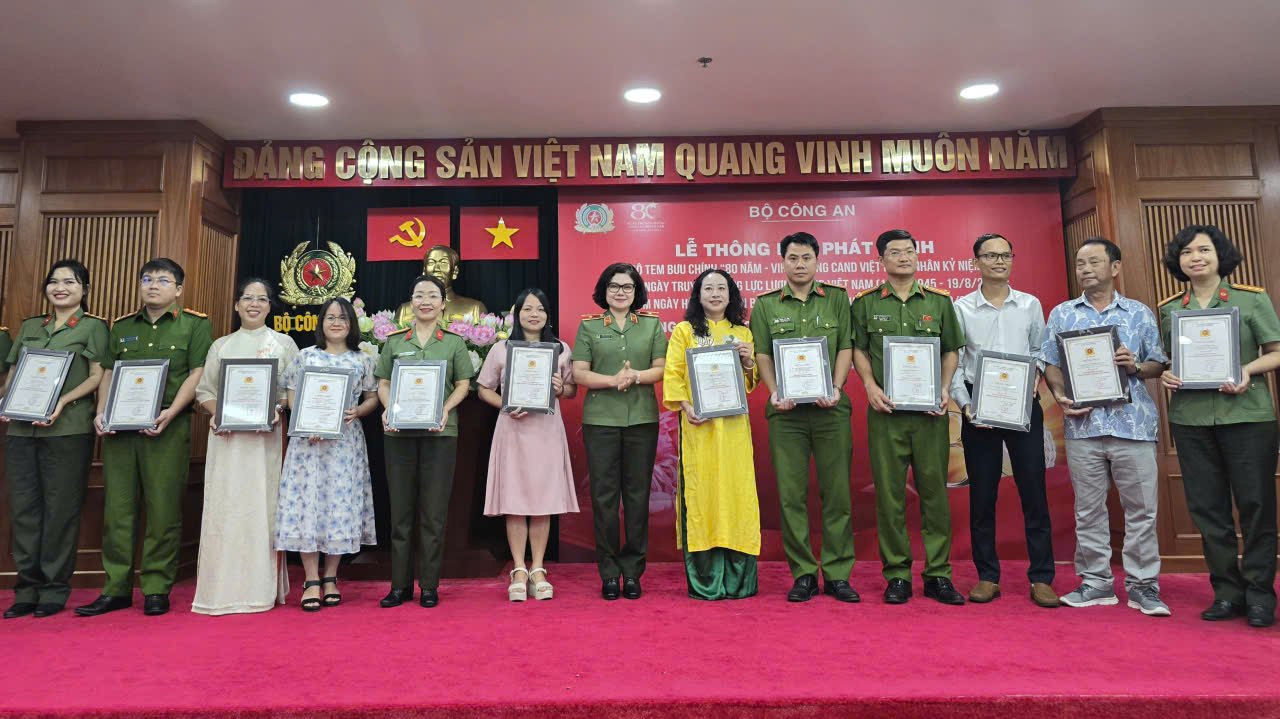 Trao giải Cuộc vận động sáng tác truyện ngắn và ký về Công an nhân dân