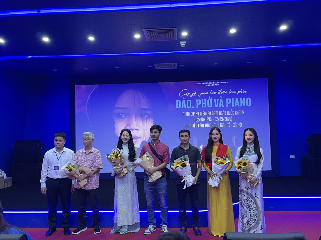 Khán giả gặp gỡ, giao lưu với đoàn làm phim “Đào, phở và piano”