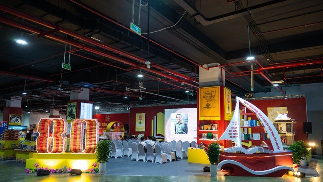 Triển lãm thành tựu ngành Xuất bản, In và Phát hành: trưng bày nhiều tài liệu, hiện vật quý cùng gần 1000 cuốn sách đa dạng chủ đề