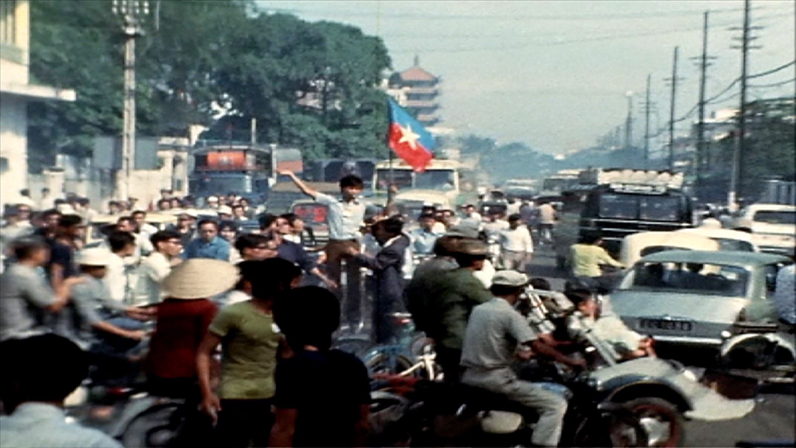 Tháng 9 về, ký ức dân tộc Việt Nam lại bừng sáng với hai mốc son lịch sử: ngày 2-9-1945 - Chủ tịch Hồ Chí Minh đọc Tuyên ngôn Độc lập khai sinh nước Việt Nam Dân chủ Cộng hòa, và ngày 2-9-1975 - Tết Độc lập đầu tiên sau khi đất nước thống nhất. Đài Truyền hình TP.HCM, Hãng phim truyện (TFS) đã thực hiện bộ phim tài liệu “Mùa Thu khải hoàn”, với mong muốn khắc họa trọn vẹn bức tranh ấy.