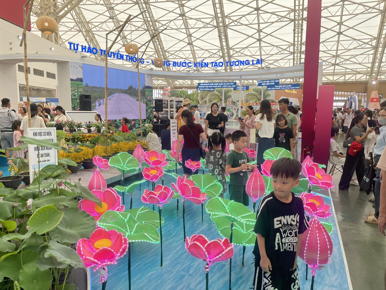 Ấn tượng không gian trưng bày Đồng Tháp: Tự hào truyền thống, vững bước kiến tạo tương lai