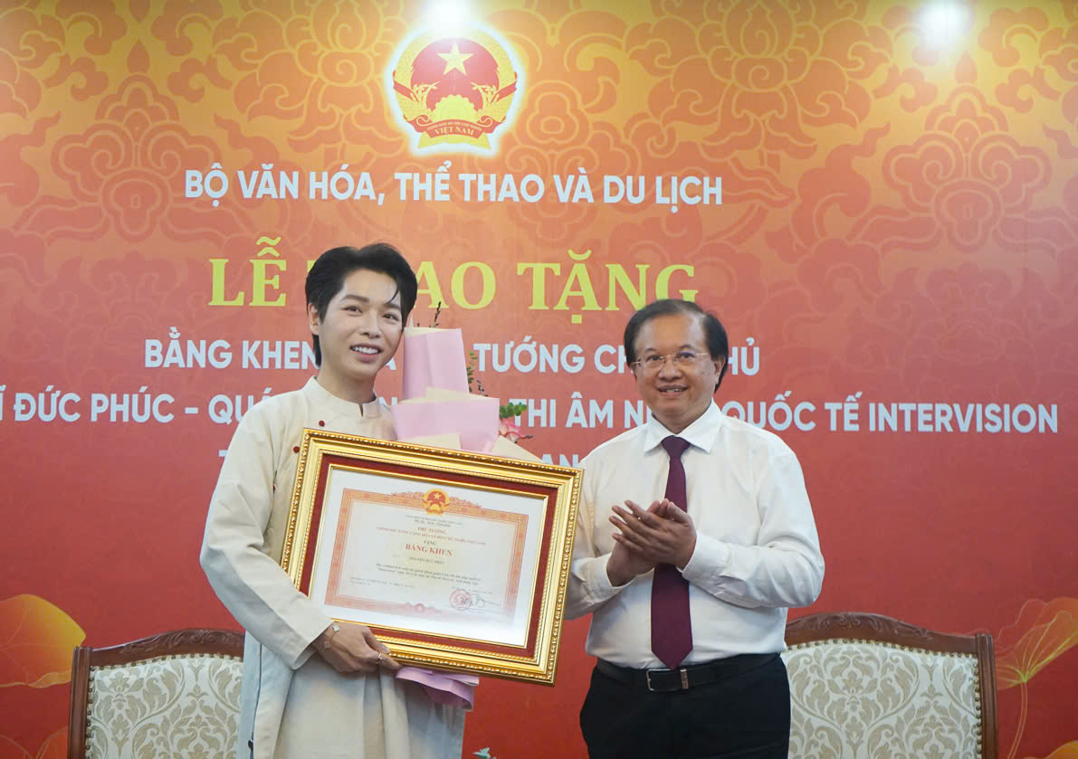Thủ tướng Chính phủ tặng Bằng khen cho ca sĩ Đức Phúc