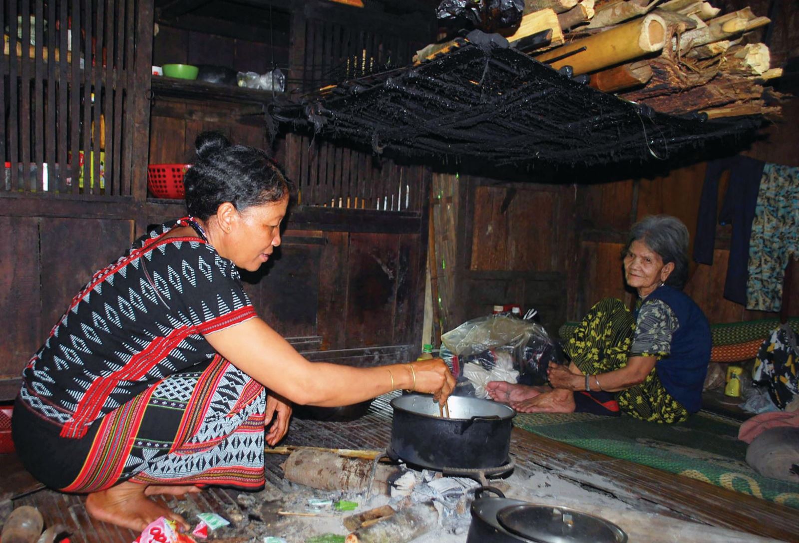 Không gian bếp lửa - Hồn cốt văn hóa người Cơ Tu