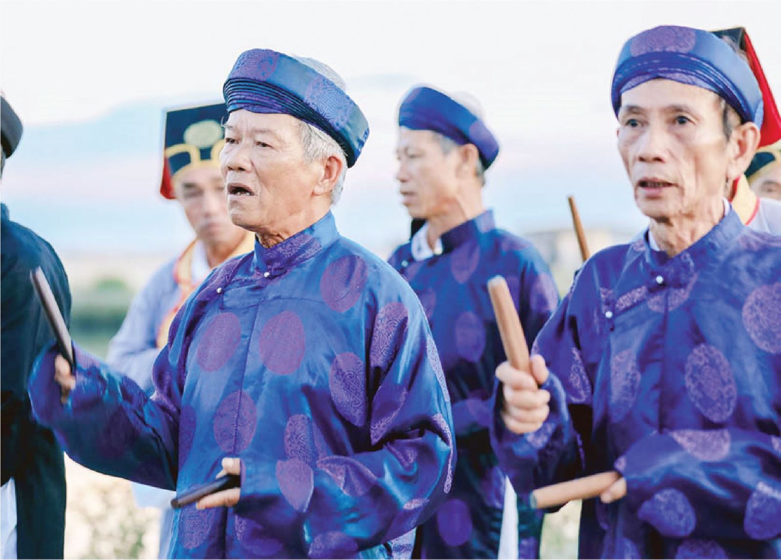 Văn hóa dân gian Việt Nam hình thành từ lâu đời, là một bộ phận của văn hóa dân tộc. Hoạt
động của văn hóa dân gian hiện diện từ khắp các địa vực cư trú của người dân, bất kể quy mô:
thôn, xóm, buôn, sóc, bản làng cho đến xã, huyện, tỉnh… Nội dung hoạt động của văn hóa dân
gian vô cùng phong phú và đa dạng, từ phong tục tập quán, tín ngưỡng, lễ hội đến các loại
hình nghệ thuật về điêu khắc, kiến trúc, âm nhạc, múa, ẩm thực, trang phục, trò chơi, trò diễn
dân gian và các nghề thủ công truyền thống … Từ môi trường hoạt động văn hóa dân gian đã
hình thành nên tâm hồn, nhân cách của con người từ chính cộng đồng ấy, trải qua thời gian từ
tâm sức, nỗ lực của từng cộng đồng đã sáng tạo, hình thành nên các giá trị văn hóa mang tính
biểu trưng trường tồn, có sức sống mãnh liệt trong đời sống của các làng quê thể hiện sắc thái
đặc trưng vùng miền, góp phần làm giàu cho bản sắc văn hóa dân tộc.