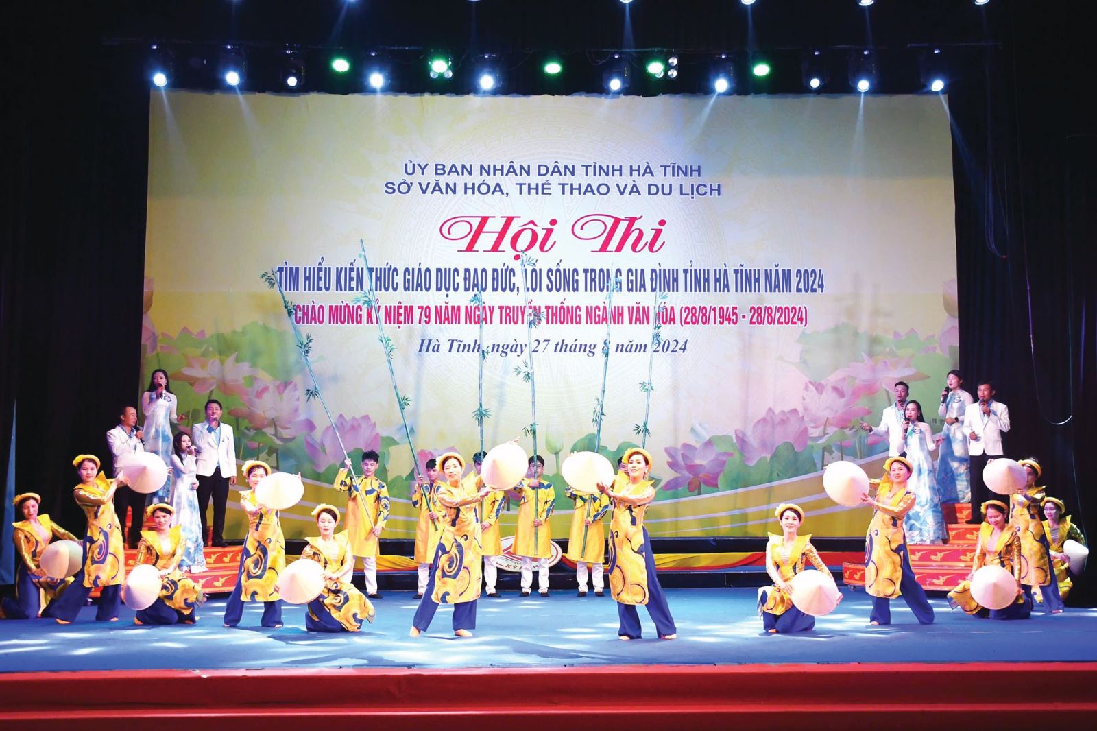 Gia đình là tế bào của xã hội, nơi duy trì nòi giống, là môi trường quan trọng hình thành,
nuôi dưỡng và giáo dục nhân cách con người, bảo tồn và phát huy văn hóa truyền thống
tốt đẹp, chống lại các tệ nạn xã hội, tạo nguồn nhân lực phục vụ sự nghiệp xây dựng và
bảo vệ Tổ quốc. Trong những năm qua, công tác gia đình luôn nhận được sự quan tâm
của cấp ủy, chính quyền. Với chức năng của mình, Sở VHTTDL đã triển khai nhiều hoạt
động nhằm nâng cao năng lực quản lý nhà nước về công tác gia đình nhằm góp phần vun
đắp giá trị gia đình Việt Nam.