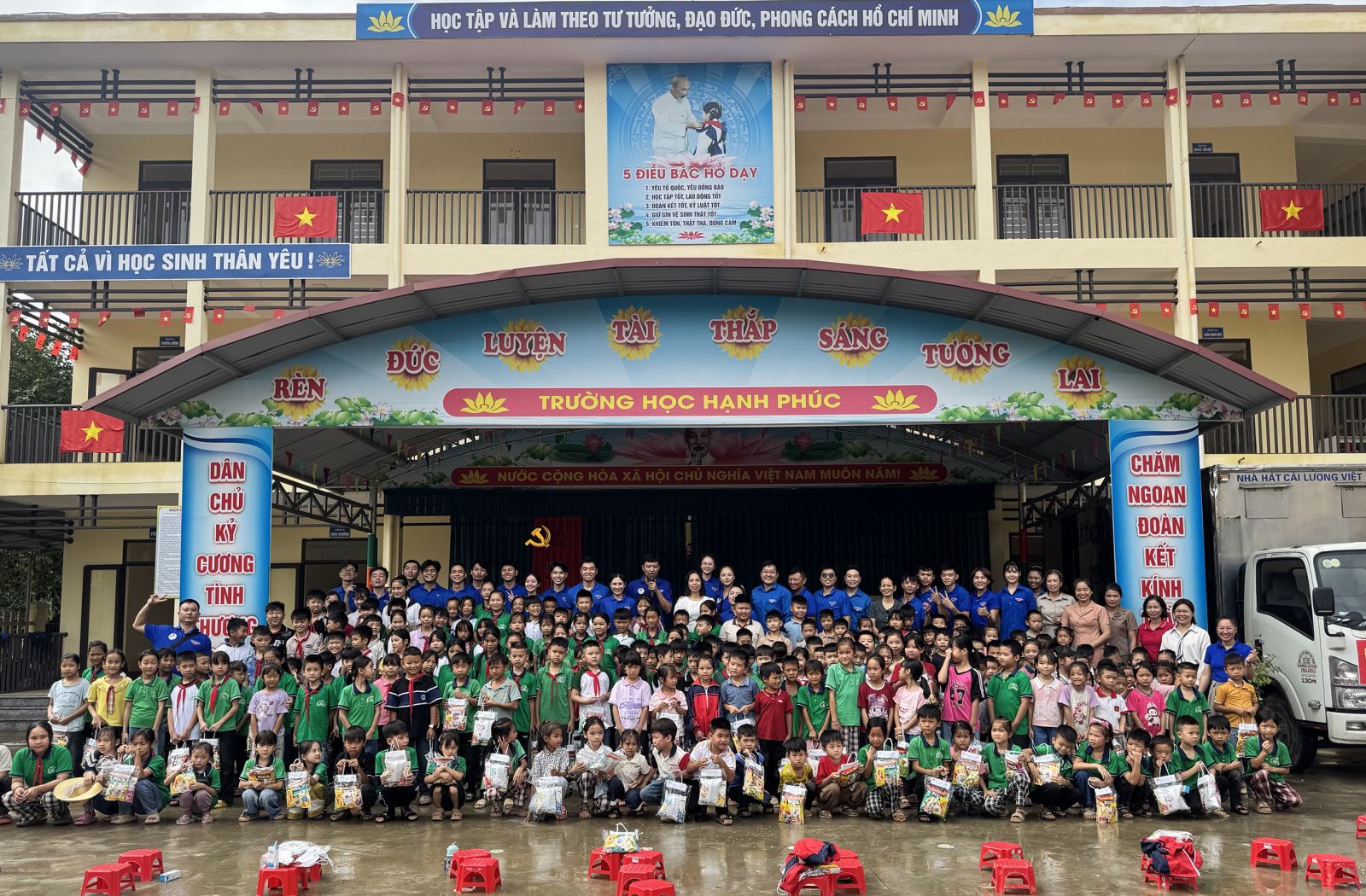 Đoàn TNCS Bộ VHTTDL: “Mang nghệ thuật - Gửi yêu thương - Thắp sáng ước mơ” đến đồng bào vùng lũ lụt tại tỉnh Thái Nguyên và Cao Bằng