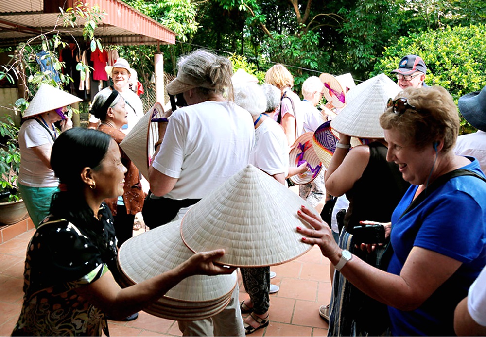 Quà lưu niệm trong du lịch: Tổng quan tài liệu có hệ thống và xu hướng nghiên cứu trong tương lai