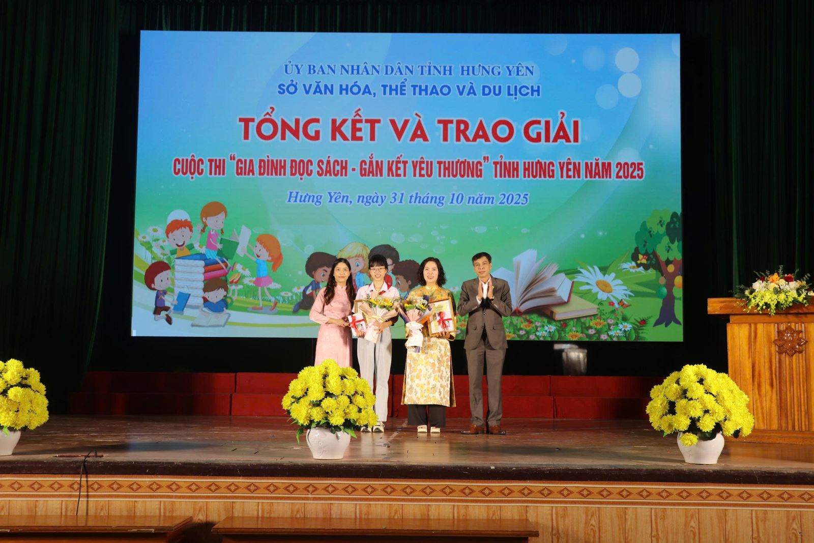 Tổng kết và trao giải cuộc thi “Gia đình đọc sách - Gắn kết yêu thương” tỉnh Hưng Yên 2025