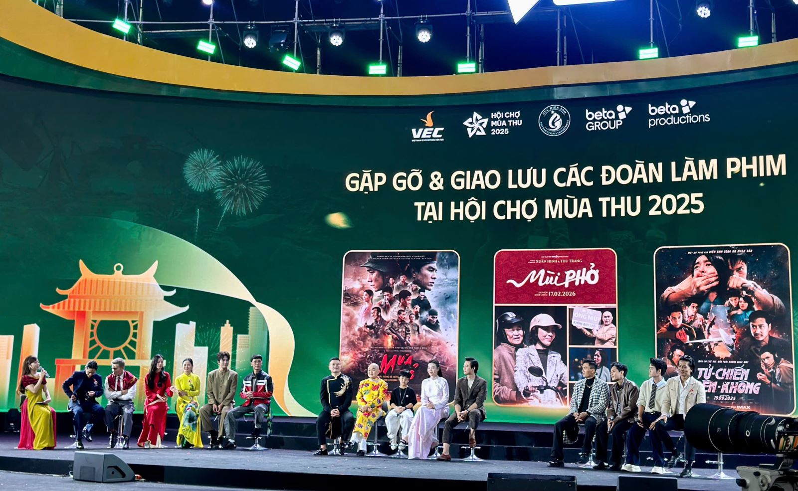 “‘Mưa đỏ", "Tử chiến trên không" và "Mùi phở" khuấy động không gian Hội chợ Mùa Thu”