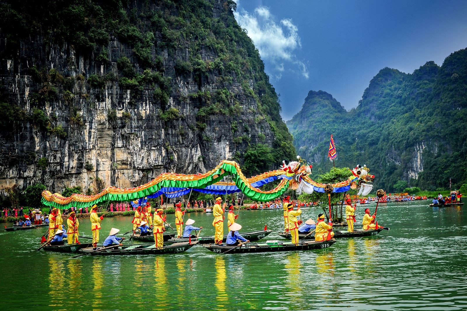 Đóng góp ý kiến vào dự thảo văn kiện Đại hội XIV của Đảng: Để phát triển mạnh mẽ, toàn diện văn hóa và con người Việt Nam trong giai đoạn mới