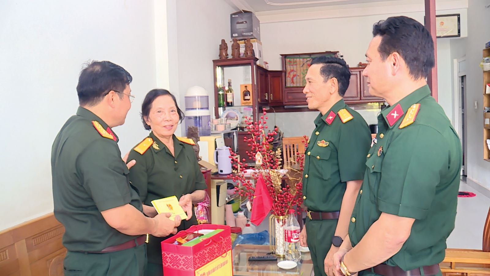 TP Huế: Bộ Tư lệnh QK4 thăm, tặng quà các gia đình chính sách, người có công với cách mạng