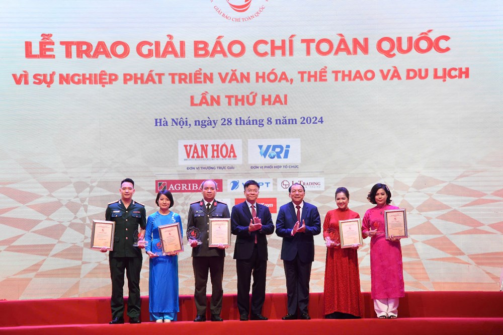 Lễ trao Giải Báo chí toàn quốc “Vì sự nghiệp phát triển Văn hóa Việt Nam” lần thứ Ba diễn ra vào tối 6-11