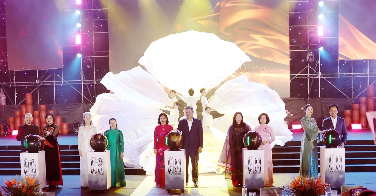 Lễ hội Áo dài Du lịch Hà Nội 2025 chính thức khai mạc: Tôn vinh di sản, lan tỏa bản sắc Việt