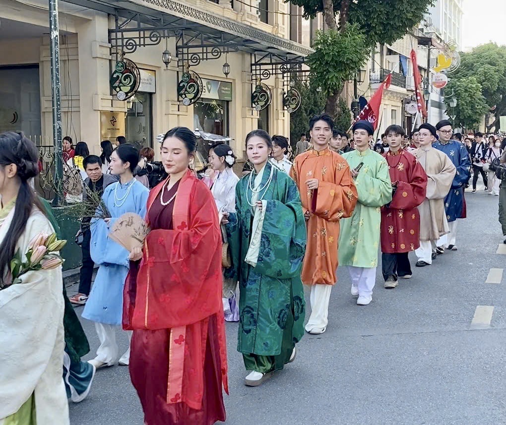 “Bách Hoa Bộ Hành” tỏa sáng, lan tỏa tình yêu áo dài và di sản văn hóa Việt