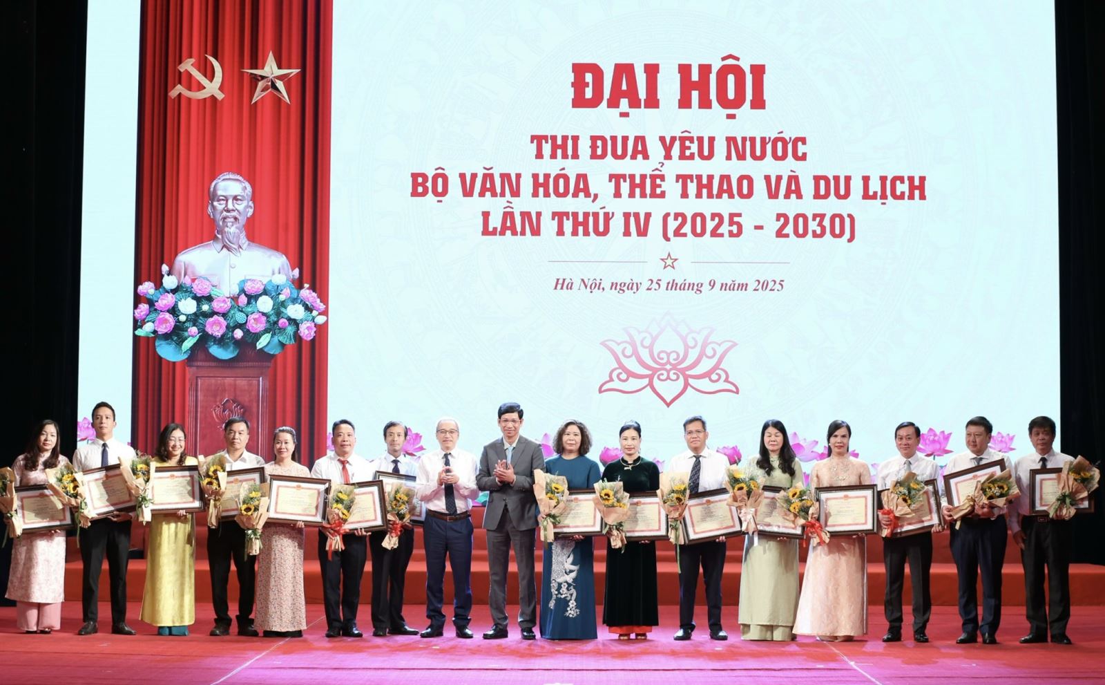 “70 ngày cao điểm - Tăng tốc, bứt phá, lập thành tích thiết thực chào mừng Đại hội đại biểu toàn quốc lần thứ XIV của Đảng”