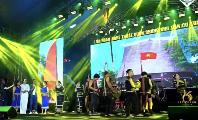 “Kết vòng tay lớn, giữ hồn dân tộc”: Chương trình biểu diễn đậm bản sắc của Đoàn Nghệ thuật quần chúng tỉnh Quảng Ngãi