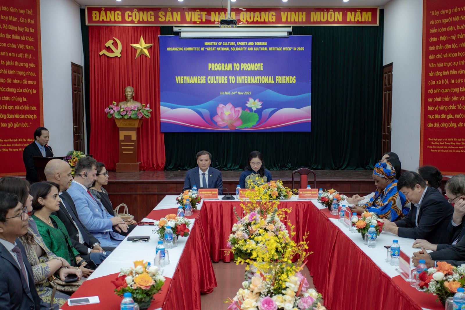 Quảng bá văn hóa các dân tộc Việt Nam đến bạn bè Quốc tế