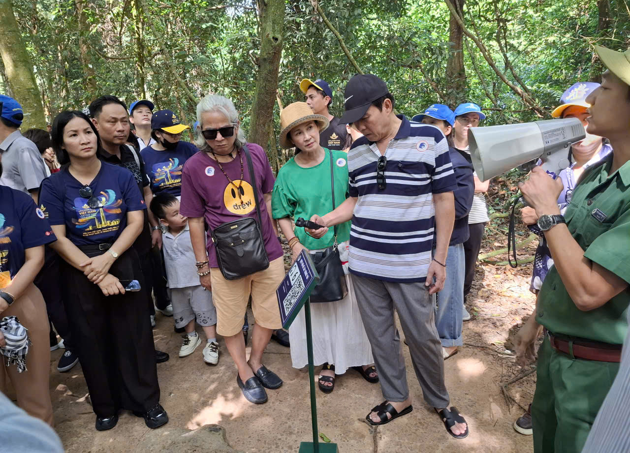 Ngày 24-11, trong khuôn khổ các hoạt động của Liên hoan Phim Việt Nam lần thứ XXIV đã diễn ra chương trình tham quan Địa đạo Củ Chi. Đây là chương trình rất có ý nghĩa, giúp các nghệ sĩ điện ảnh tìm hiểu các giá trị di sản của vùng đất thép Củ Chi, qua đó khơi gợi niềm cảm hứng sáng tạo.