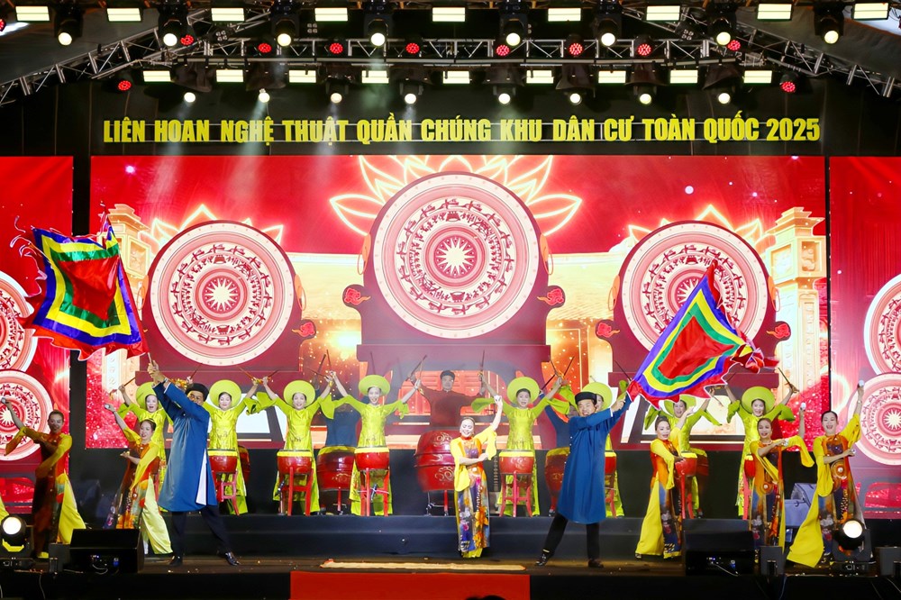 Liên hoan nghệ thuật quần chúng (NTQC) khu dân cư toàn quốc năm 2025 diễn ra ở An Giang vừa khép lại. Liên hoan đã lan tỏa, để lại nhiều dư âm khi góp phần phát huy giá trị văn hóa truyền thống, khuyến khích phong trào văn hóa văn nghệ quần chúng phát triển ngày càng thực chất, hiệu quả. Các đoàn NTQC của các khu dân cư trở về từ Liên hoan với nhiều cảm hứng, kinh nghiệm và nhiệt huyết để tiếp tục phát triển cộng đồng dân cư. Đây cũng là dịp triển khai sâu rộng phong trào “Toàn dân đoàn kết xây dựng đời sống văn hóa”, tạo chuyển biến tích cực trong xây dựng gia đình, làng, bản, cơ quan, đơn vị văn hóa.