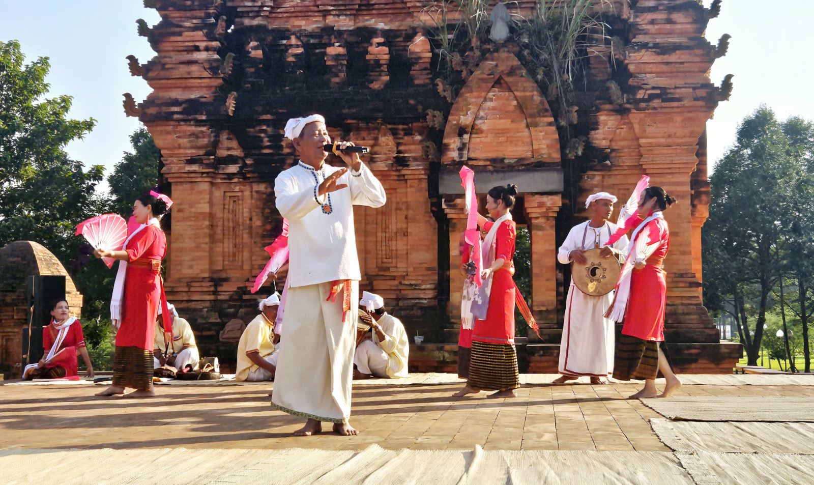 “Hoa đất tháp”: Sắc màu văn hóa Chăm tỉnh Khánh Hòa