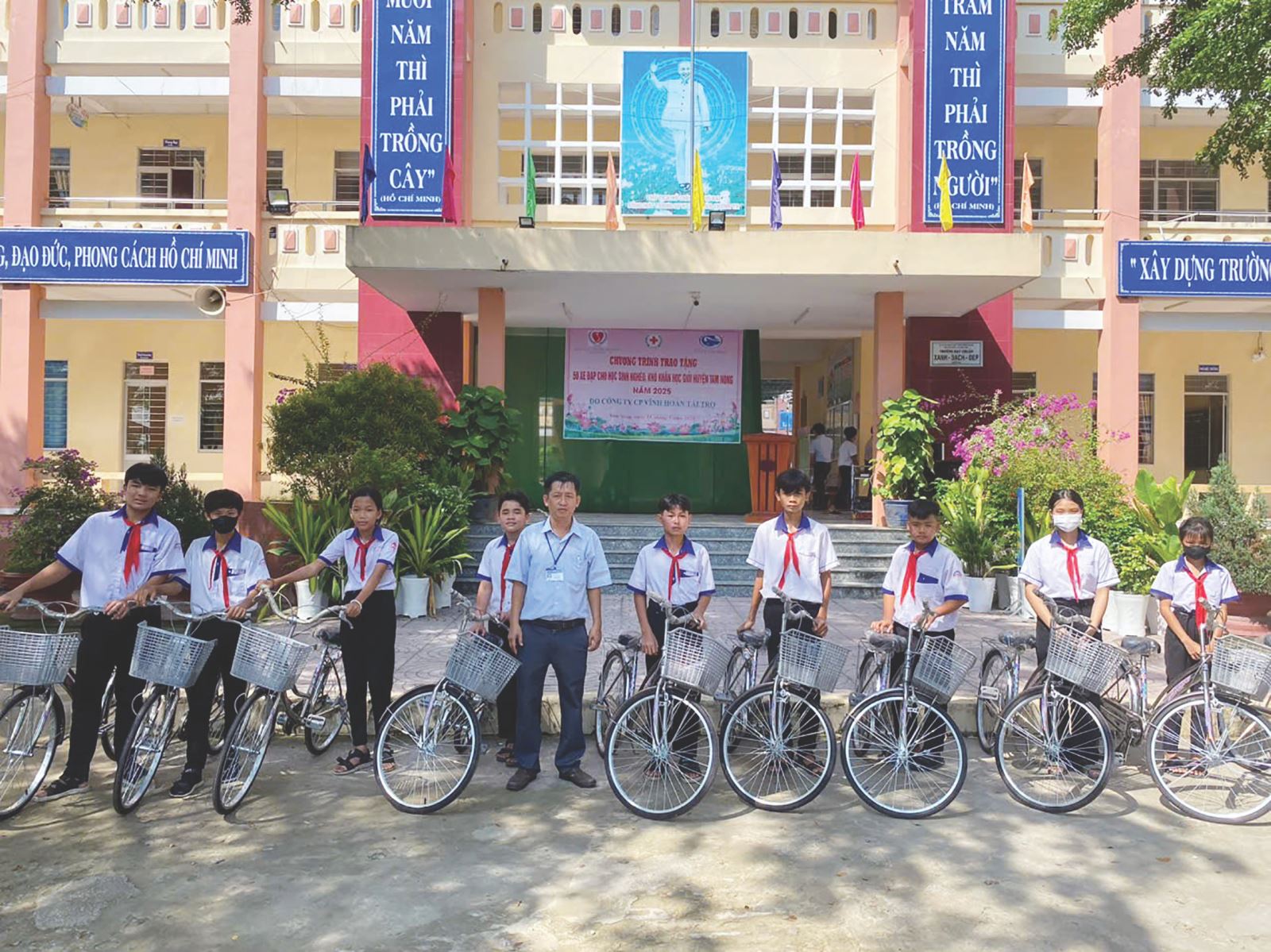 Người thầy giáo hết lòng với công tác khuyến học, khuyến tài