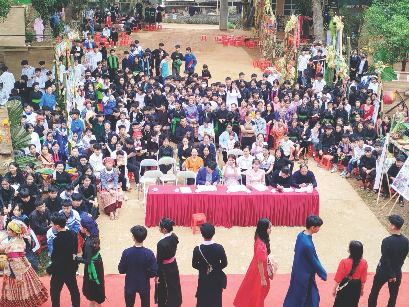 Giáo dục ý thức giữ gìn bản sắc văn hóa cho học sinh qua “Ngày hội văn hóa các dân tộc địa phương"