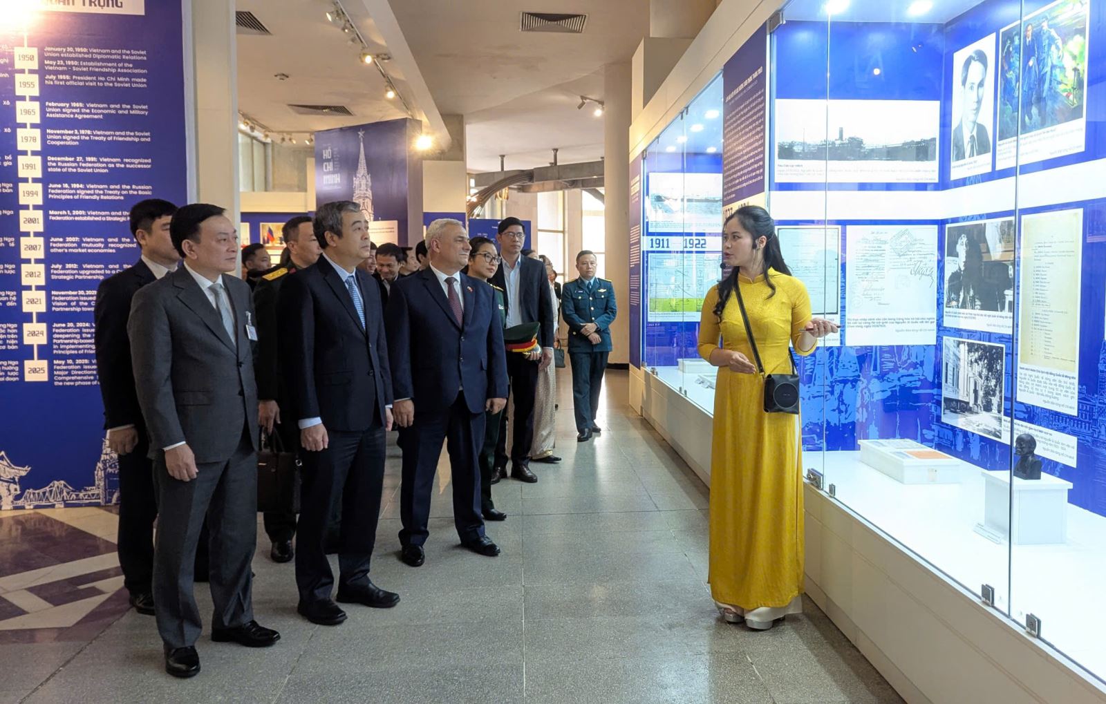 Khai mạc trưng bày chuyên đề: “Dấu chân Hồ Chí Minh trên quê hương Cách mạng Tháng Mười”